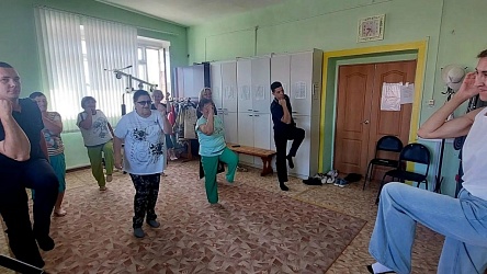 В Шентале прошла акция «Зарядка со стражем порядка» для старшего поколения и членов ВОС