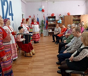 Члены Безенчукской группы Чапаевской МО в сопровождении Волобоевой Т. Н. посетили праздничную программу "Цвети, люби, сияй!"