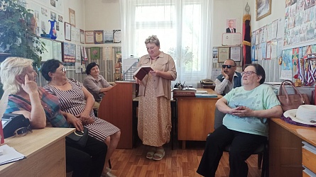 В Клявлинской МО общества слепых состоялась встреча, на которую были приглашены специалисты из районной библиотеки