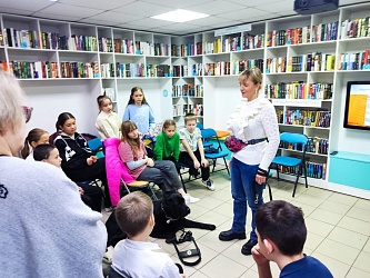 Муратова Марьяна вместе со своим верным помощником — собакой-проводником по кличке Енгар — провела трогательный "Урок доброты" в уютной библиотеке "Фолиант"