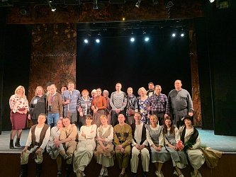 Члены Безенчукской группы Чапаевской МО ВОС с огромным удовольствием смотрели спектакль с тифлокомментариями «Кавказский меловой круг»